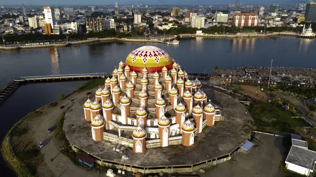 Melihat dari Udara Masjid 99 Kubah di Makassar