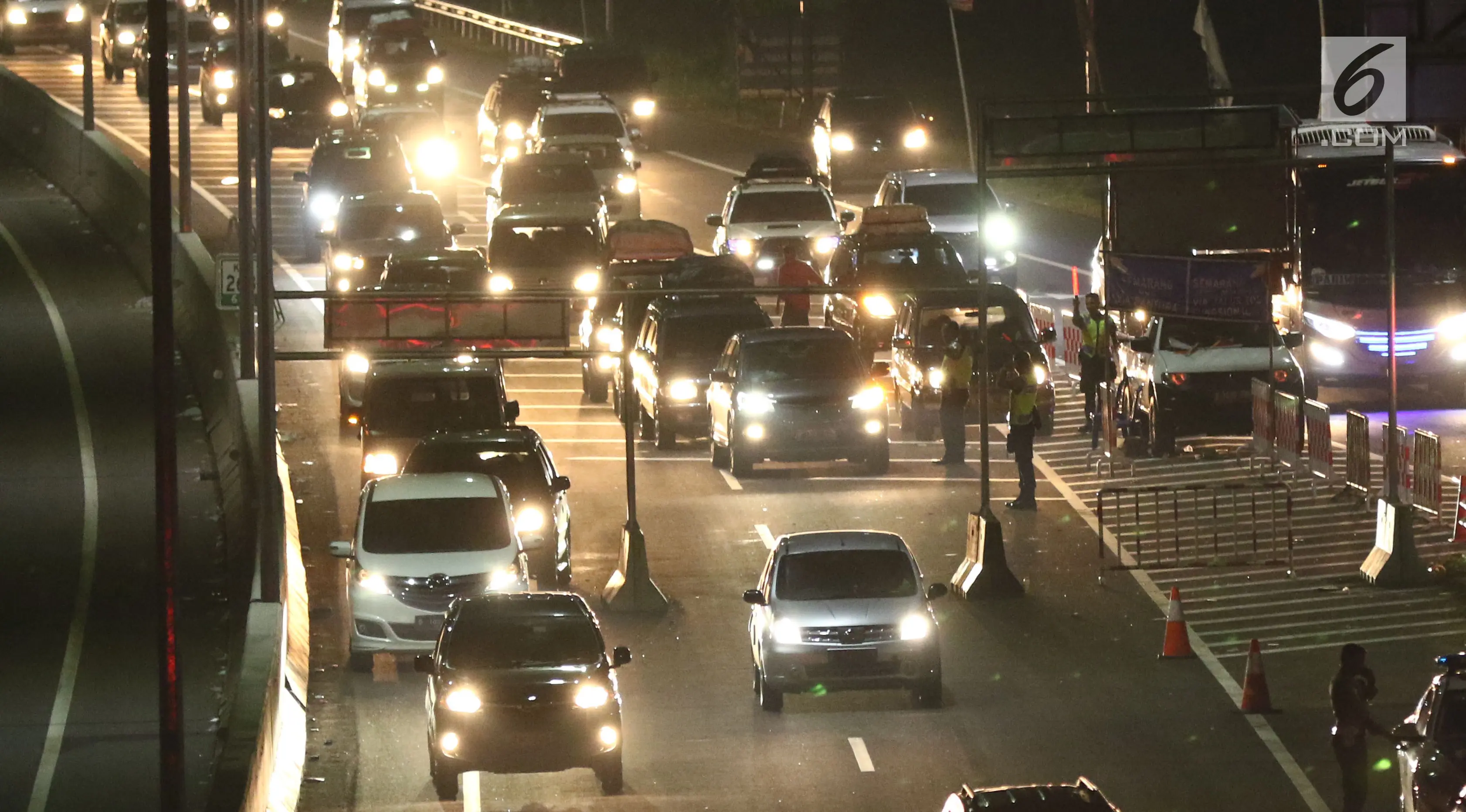 Sejumlah kendaraan pemudik menuju Gerbang Tol Brebes Timur (Brexit) di Brebes, Jawa Tengah, Jumat (23/6). Arus mudik di Jalan Tol Pejagan-Pemalang yang mengarah ke Brexit dan Gerbang Tol Kali Gangsa terpantau ramai lancar. (Liputan6.com/Gempur M Surya)