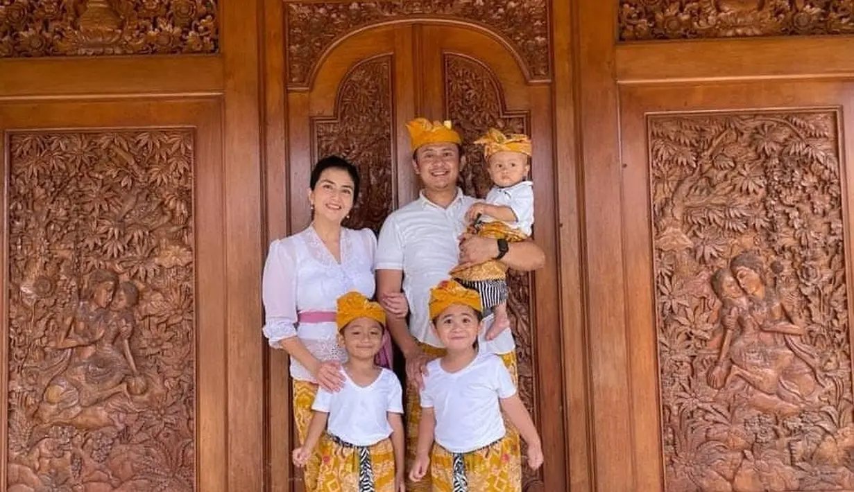 Tidak hanya membagikan momen saat menjadi ibu bhayangkari atau saat mendampingi suami bertugas, Kadek juga kerap membagikan momen kebersamaannya dengan suami tercinta.  [Instagram/kddevie]