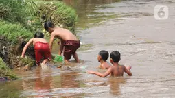 Imbauan kepada orangtua agar anak-anak mereka tidak bermain di sungai dikarenakan curah hujan di Jakarta dan sekitarnya mulai tinggi.  (merdeka.com/Imam Buhori)