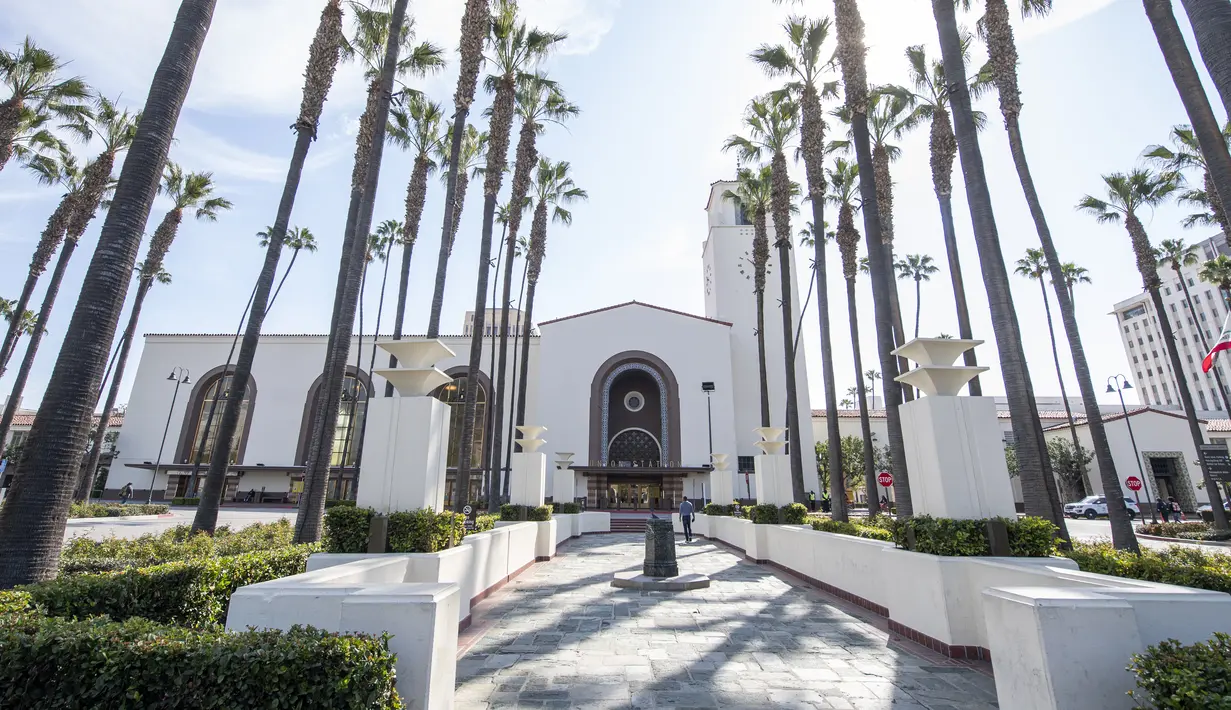 Pemandangan umum dari pintu masuk utama Union Station, pusat kota Los Angeles, Rabu (17/3/2021). Presiden Akademi David Rubin mengonfirmasi acara Academy Awards ke-93 atau Oscars 2021 akan digelar di dua lokasi berbeda, yakni Dolby Theater dan stasiun kereta Union Station. (VALERIE MACON/AFP)