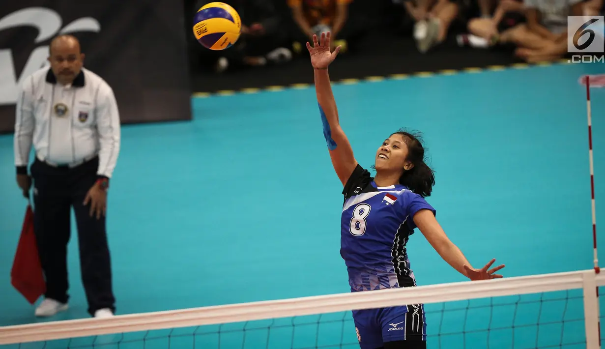 Pevoli putri Indonesia, Hangestri Pertiwi Megawati melompat untuk melakukan smash ke arah tim voli Vietnam di Hall 11 MITEC, Kuala Lumpur, Sabtu (26/8). Indonesia melangkah ke final SEA Games 2017 setelah mengalahkan Vietnam. (Liputan6.com/Faizal Fanani)