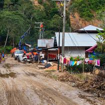 Petugas PLN sedang memperbaiki konstruksi jaringan listrik di Desa Lubuk Sibuk, Kuala Simpang, Aceh Tamiang. Jaringan listrik ini merupakan salah satu yang terdampak oleh banjir dan tanah longsor yang sempat melanda wilayah tersebut. (Dok PLN)
