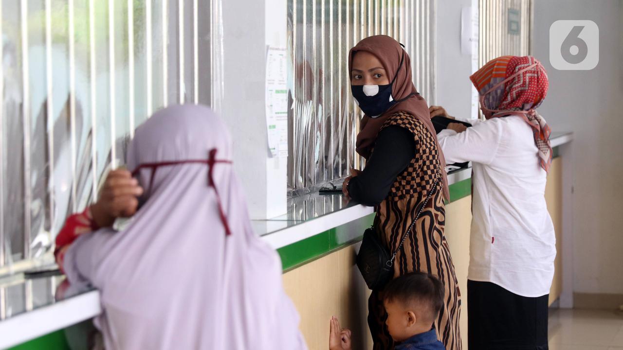 FOTO: Tahun Ajaran Baru, Pegadaian Ramai Diserbu Warga