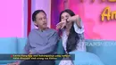 "Dilema ya, antara perkataan ibu yang melahirkan aku atau harus memilih dia gitu. Cuman waktu itu di parkiran langsung teriak sambil nelpon. 'Ya Allah, kalau misalnya memang ini jodoh saya, saya nggak apa-apa kalau ibu saya harus seperti itu. Saya ngerasa dia orang baik." kata Karina. Setahun setelah menikah, ibu Karina jadi dekat ke Kang Epy. [Youtube/TRANS TV Official]