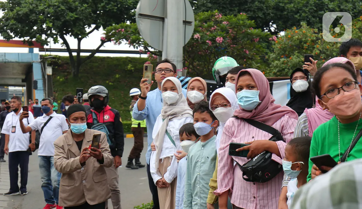Sejumlah masyarakat mengiringi kepulangan jenazah Emmeril Kahn Mumtadz atau Eril saat iring-iringan ambulan keluar dari Bandara Soekarno-Hatta, Minggu (12/6/2022). Ridwan Kamil langsung membawa jenazah Eril menuju Bandung Jawa Barat untuk di makamkan. (Liputan6.com/Angga Yuniar)