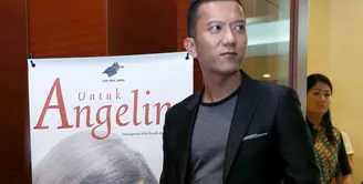 Salah satu pemeran dalam film Untukmu Angeline Teuku Rifnu Wikana bertemu orangtua Angeline Megawe untuk mendalami perannya. Ia berperan sebagai Santo, ayah kandung mendiang Angeline. (Galih W. Satria/Bintang.com)