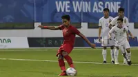 Bek Timnas Indonesia U-22, Bagas Adi, melakukan eksekusi penalti saat melawan Laos U-22 pada laga SEA Games 2019 di Stadion City of Imus Grandstand, Manila, Kamis (5/12). Indonesia menang 4-0 atas Laos. (Bola.com/M Iqbal Ichsan)