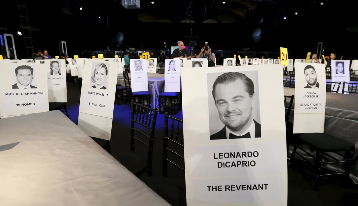 Deretan tempat duduk  disertai foto para selebriti dan tamu berjejer rapi jelang Screen Actors Guild Awards 2016 di Shrine Auditorium, Los Angeles, Jumat (29/1). 22nd Annual Screen Actors Guild Awards akan dimulai pada 30 Januari (REUTERS/Mario Anzuoni)