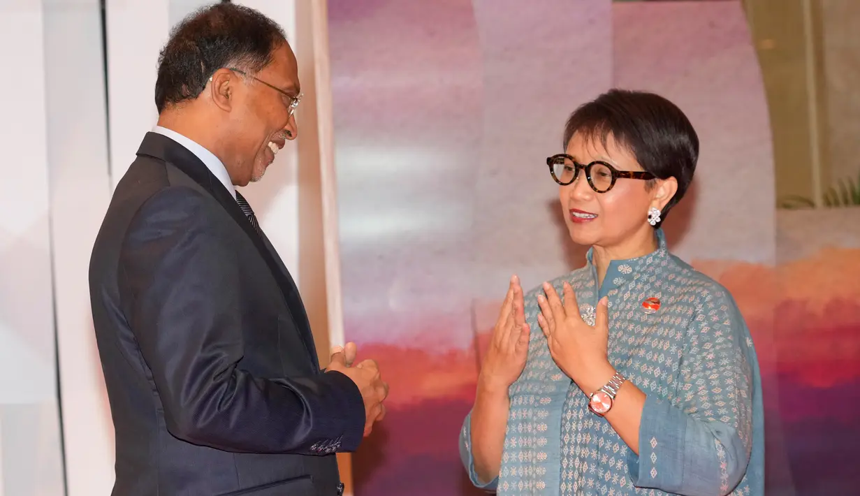 Menteri Luar Negeri Malaysia Zambry Abdul Kadir (kiri) disambut oleh Menteri Luar Negeri Indonesia Retno Marsudi setibanya untuk Association of Southeast Asian Nations (ASEAN) Foreign Ministers Meeting atau Pertemuan Menteri Luar Negeri Perhimpunan Bangsa-Bangsa Asia Tenggara di Jakarta, Indonesia, Selasa, 11 Juli 2023. (AP Photo/Achmad Ibrahim, Pool)
