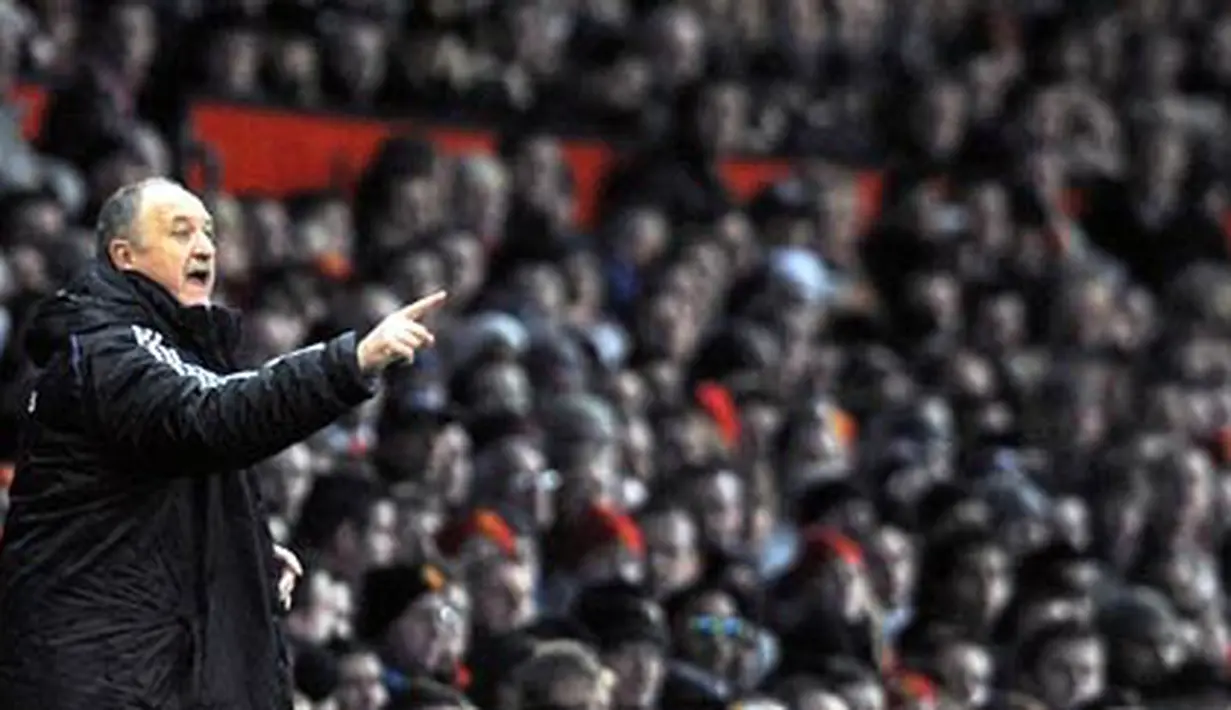 Chelsea's manager Luiz Felipe Scolari directs his players against Manchester United during English Premier League match on January 11, 2009 at Old Trafford in Manchester. AFP PHOTO/ANDREW YATES