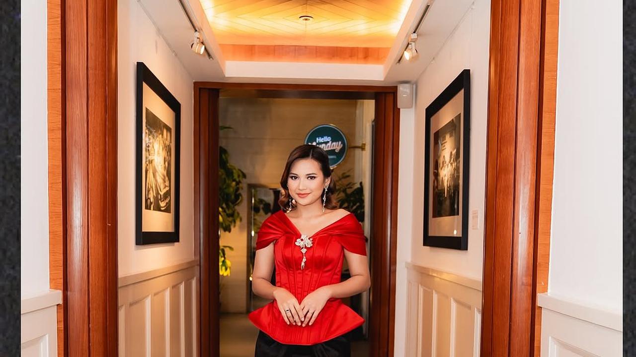 5 Potret Cantik Indah Permatasari di Gala Premier Film 'SETAN BOTAK', Pakai Gaun Merah Menyala
