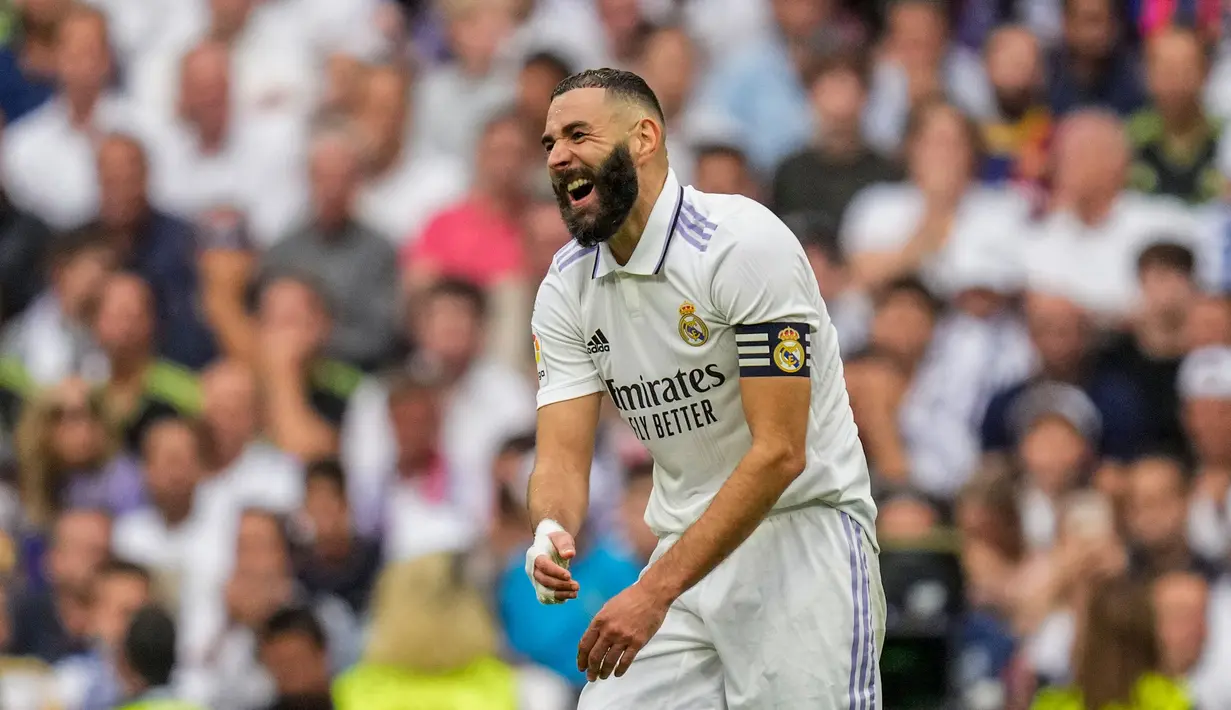 Pemain Real Madrid, Rodrygo melakukan selebrasi usai mencetak gol tendangan penalti pada pertandingan sepak bola La Liga melawan FC Barcelona di Madrid, Spanyol, Minggu (16/10/2022). Real Madrid unggul sejak menit ke-12 lewat sontekan Karim Benzema usai memanfaatkan bola muntah hasil tembakan Vinicius Junior yang sempat diblok kiper Barcelona. (AP Photo/Bernat Armangue)