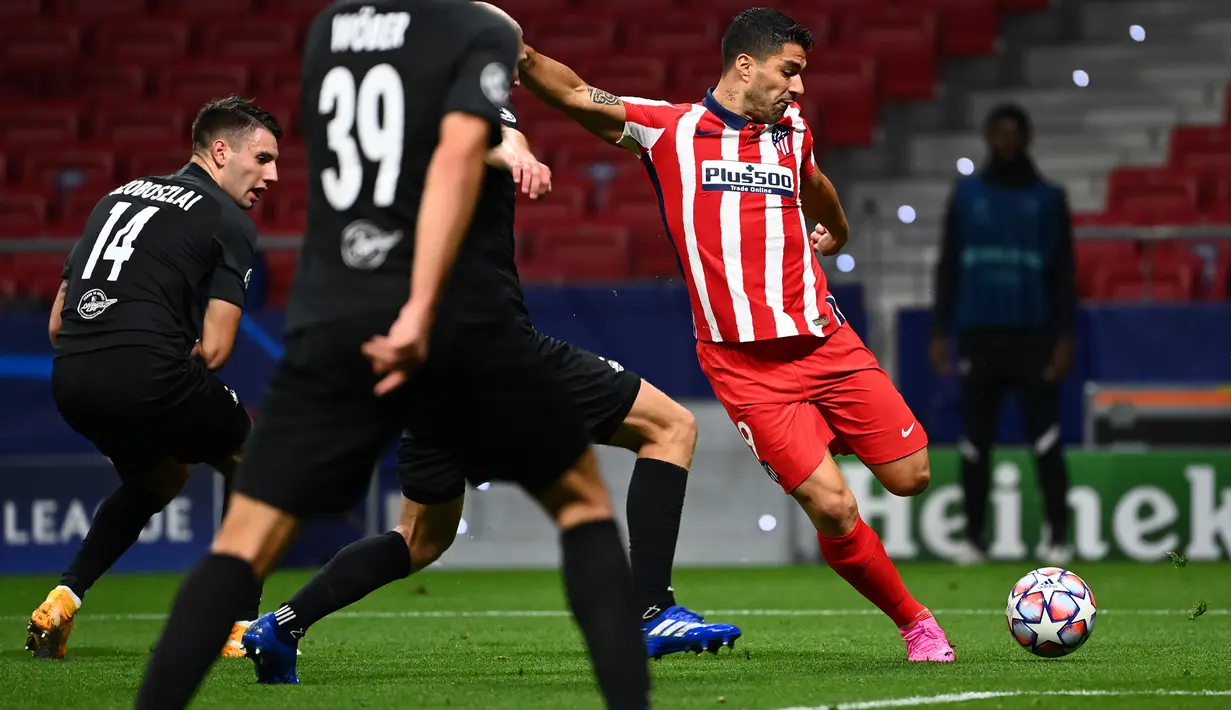 Penyerang Atletico Madrid, Luis Suarez, berusaha melepaskan tendangan saat menghadapi Salzburg pada laga Liga Champions 2020/2021 di Estadio Wanda Metropolitano, Rabu (28/10/2020) dini hari WIB. Atletico Madrid menang 3-2 atas Salzburg. (AFP/Gabriel Bouys)