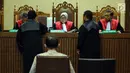 Majelis Hakim memeriksa berkas jelang sidang perdana kasus dugaan suap pengadaan monitor satelit Bakamla dengan tersangkan Nofel Hasan di Pengadilan Tipikor, Jakarta, Rabu (3/1). (Liputan6.com/Helmi Fithriansyah)