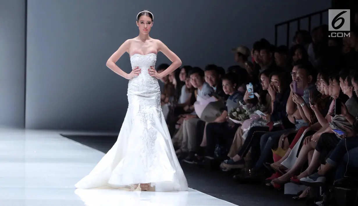 Seorang model berjalan diatas catwalk mengenakan karya desainer Cherryn Lim di Jakarta Fashion Week 2018 di Senayan City, Jakarta, Kamis (26/10). (Liputan6.com/Faizal Fanani)