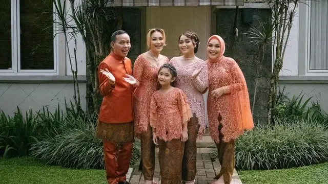 11 Gaya Ayu Ting Ting di Acara Lamaran Sang Adik, Tampil Memesona Pakai Kebaya
