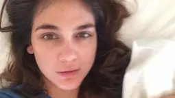 Meskipun baru bangun tidur, potret Luna Maya ini tetap terlihat memesona. Begini paras cantik natural wanita yang dikabarkan berpacaran dengan Maxime Bouttier saat selfie dengan muka bantal. (Liputan6.com/IG/@lunamaya)