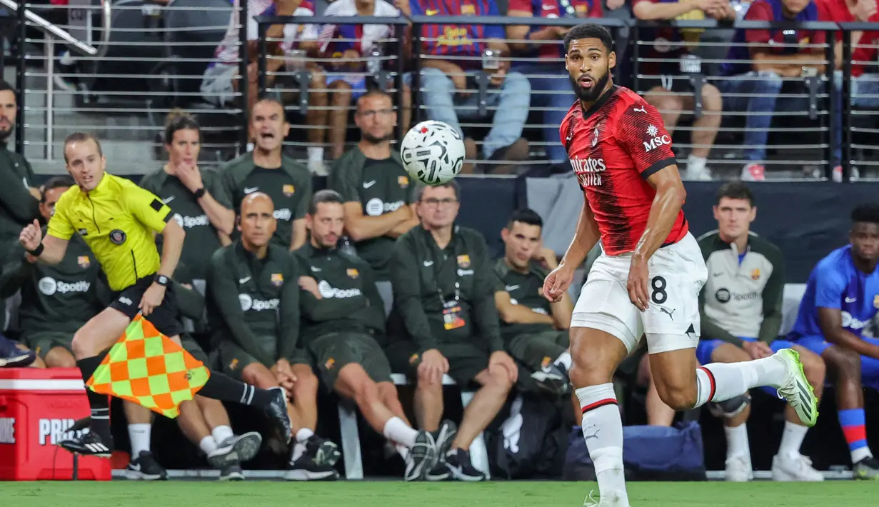 Gelandang anyar AC Milan, Ruben Loftus-Cheek menguasai bola saat menghadapi Barcelona pada laga uji coba pramusim Soccer Champions Tour 2023 di Allegiant Stadium, Las Vegas (1/8/2023). Setelah membela Chelsea selama 8 musim, Ruben Loftus-Cheek hijrah ke Liga Italia untuk bergabung dengan AC Milan yang mengontraknya selama 4 tahun hingga 30 Juni 2027. Ia didatangkan Rossoneri dengan nilai transfer 16 juta euro atau setara Rp269 miliar. (AFP/Getty Images/Ethan Miller)