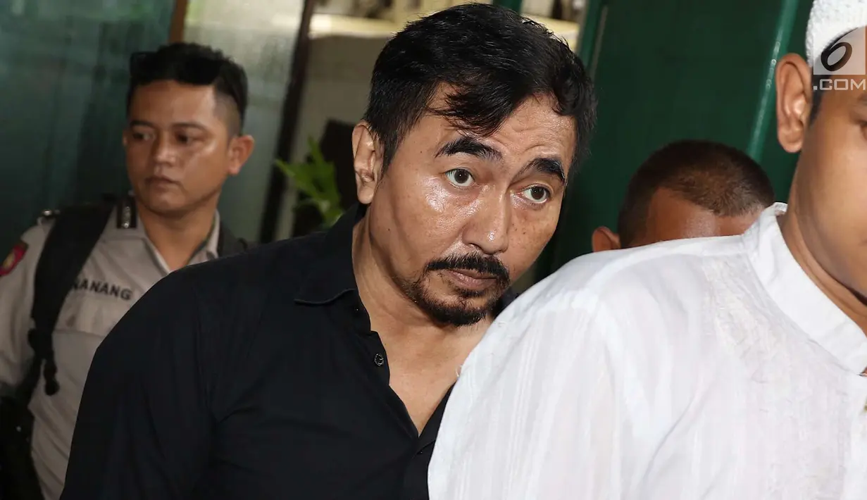 Ekspresi Gatot Brajamusti saat akan menjalani sidang pembacaan putusan kasus asusila di Pengadilan Negeri Jakarta Selatan, Selasa (24/4). (Liputan6.com/Immanuel Antonius)