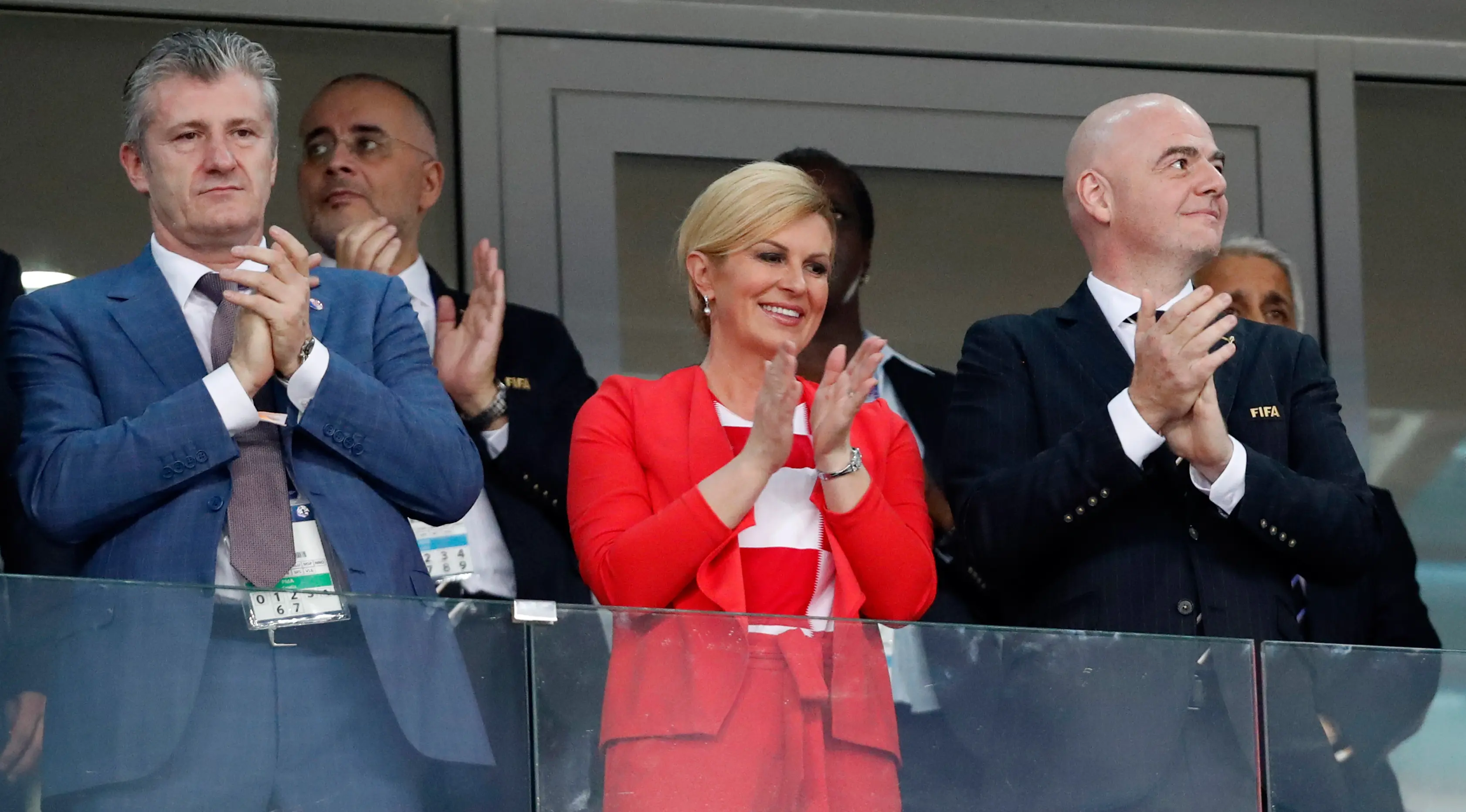 Presiden Kroasia, Kolinda Grabar-Kitarovic menyaksikan perempat final Piala Dunia 2018 antara negaranya melawan Rusia di Fisht Stadium, Sabtu (7/7). Kolinda tak hentinya memberikan dukungan semangat bagi Luca Modric dan kawan-kawan. (AP/Rebecca Blackwell)