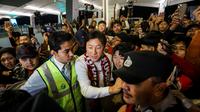 Mantan pelatih Timnas Indonesia, Shin Tae-yong berjalan menembus para suporter dan masyarakat saat kembali ke negaranya melalui terminal 3 Bandara Soekarno-Hatta, Tangerang, Banten, Minggu (26/01/2025). (Bola.com/Bagaskara Lazuardi)