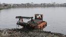 Petugas dibantu Alat berat mengeruk lumpur dan sampah yang mengendap di Waduk Pluit, Jakarta, Rabu (30/11). Pengerukan dilakukan untuk mengantisipasi banjir, seiring dengan datangnya musim hujan. (Liputan6.com/Immanuel Antonius)