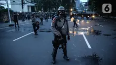 Anggota brimob memukul mundur massa aksi di kawasan Tanah Abang, Jakarta, Selasa (13/10/2020). Hingga menjelang magribh massa masih melakukan perlawan di kawasaan tersebut. (Liputan6.com/Faizal Fanani)