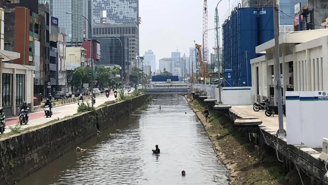 Heboh Warga Tangkap Ikan Mujair Nyangkut di Kali Ciliwung, Dinas KPKP: Aman Dikonsumsi