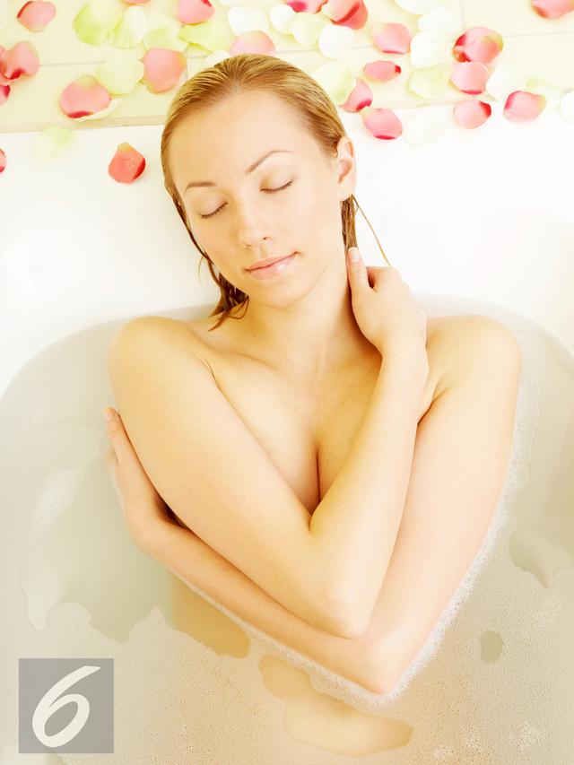 20151024-Ilustrasi Mandi dan Berendam Bathtub (iStockphoto)