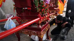 Salah satu anggota kepolisian melakukan pemeriksaan tandu di sekitar Vihara Dhanagun, Bogor, Jawa Barat, Kamis (5/3/2015). Presiden Jokowi akan membuka pesta rakyat Kota Bogor dalam rangka perayaan Cap Go Meh. (Liputan6.com/Helmi Fithriansyah)