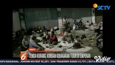 Korban kebakaran Kampung Bandan, Jakarta Utara, harus tidur di emperan karena jumlah tenda tak memadai.