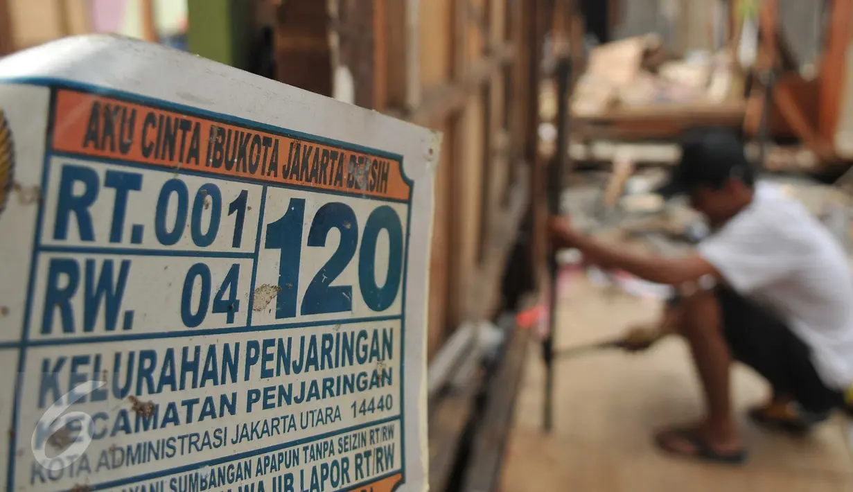  Warga saat merapikan material bangunan yang rusak di kawasan Pasar Ikan Luar Batang, Penjaringan, Jakarta Utara, Minggu (10/4). Warga membongkar tempat tinggalnya jelang penggusuran yang akan dilaksanakan pada 11 April 2016. (Liputan6.com/Gempur M Surya)
