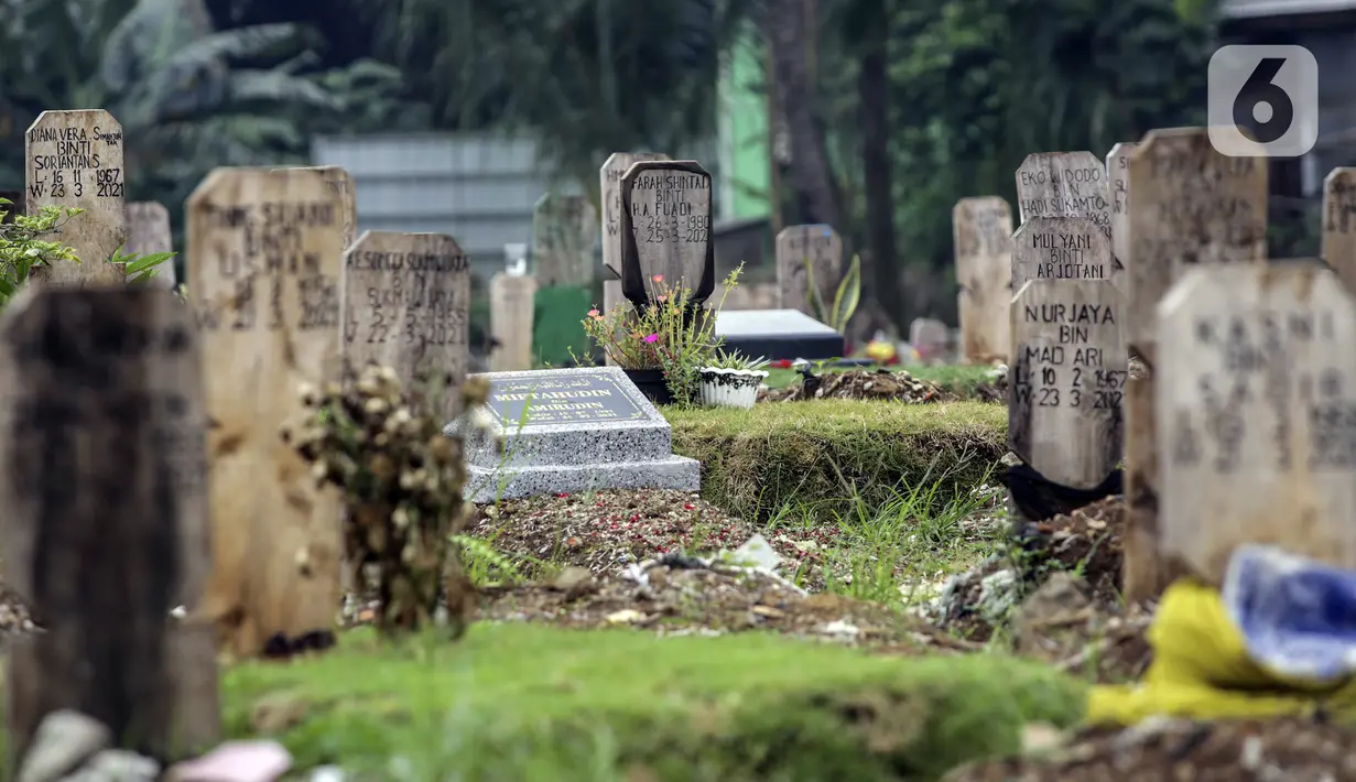 Sejumlah makam di Srengseng Sawah, Jakarta, Selasa (15/6/2021). Kasus COVID-19 pascamudik dan libur Lebaran 2021 terus melonjak, bahkan Jakarta saat ini memasuki fase yang amat genting karena adanya lonjakan drastis kasus COVID-19.(Liputan6.com/Johan Tallo)