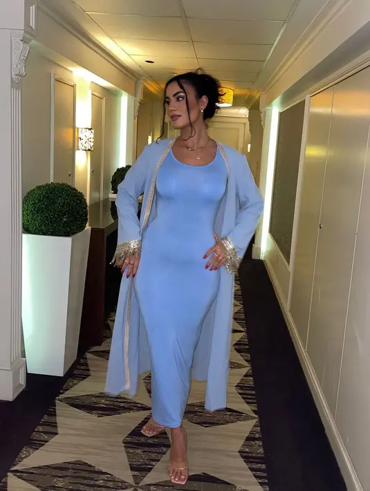 Kenakan busana cerah, kekasih Shayne tak ragu tunjukkan tubuh curvy-nya. Ia mengenakan fitted dress biru langit dengan outer panjang berwarna senada. [@x.m.m.8]