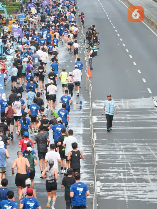 Ribuan peserta mengikuti Jakarta Running Festival (JRF) 2026 di kawasan Jalan Jenderal Sudirman, Jakarta, Sabtu (24/10/2026). Ajang lari yang berlangsung pada 24–25 Oktober 2026 ini menghadirkan kategori 5K, 10K, half marathon, dan full marathon. JRF 2026 diikuti lebih dari 37.000 pelari dari 48 negara, termasuk sekitar 1.000 pelari internasional serta 500 komunitas lari. (KLY/Budy Santoso)
