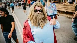 Cosplayer berpakaian seperti Thor menghadiri San Diego Comic Con International 2022 di San Diego, California (22/7/2022). Comic Con menjadi acara yang paling ditunggu pecinta komik maupun film. (AFP Photo/Matt Winkelmeyer)