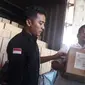 Ketua KPU Kabupaten Grobogan Agung Sutopo menurunkan logistik Pemilu 2019 yang datang lebih cepat dari jadwal. (foto: Liputan6.com / felek wahyu)