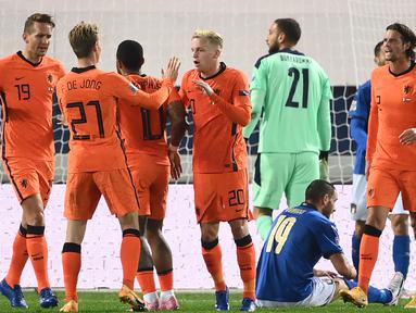 Pemain Belanda merayakan gol yang dicetak Donny Van de Beek ke gawang Italia pada laga lanjutan UEFA Nations League di Atleti Azzurri d'Italia Stadium, Kamis (15/10/2020) dini hari WIB. Italia imbang 1-1 atas Belanda. (AFP/Marco Bertorello)