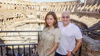 Maia Estianty dan Irwan Mussry saat mengunjungi Colosseum, Roma, Italia. (dok. Instagram @maiaestiantyreal/https://www.instagram.com/p/BzIEixynsXU/Putu Elmira)