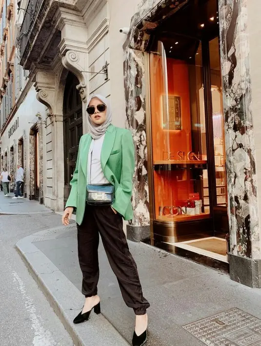 Busana monokrom hitam putih gak akan terlihat membosankan jika dipadukan blazer warna terang, seperti warna hijau. (Instagram.com/Ollaramlanaufar).