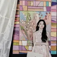 Melihat kesuksesan gelarn di Paris, London, Shnaghai, Chengdu, New York, Doha, Tokyo, dan Riyadh, Christian Dior menggelar pamerannya di Seoul, tepatnya pada Dongdaemun Design Plaza sejak 19 April hingga 13 Juli 2025.