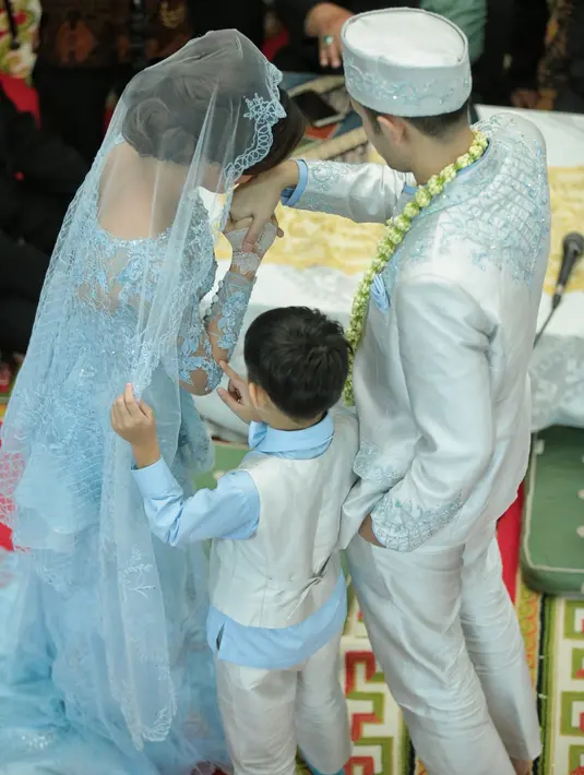 "Semoga Iqbal ikhlas menikahkan Biby dengan lelaki piliihan Biby," tukas wanita yang sudah sah menjadi istri Rifky Balweel. (Adrian Putra/Bintang.com)