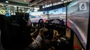 Pembalap maupun pehobi mengikuti balap virtual dengan alat simulator di kantor P1 Akademi Digital Motorsport Indonesia (ADMI), Jakarta Selatan, Kamis (5/11/2020). Di sana, siapapun bisa merasakan sensasi membalap secara digital di balik kemudi simulator mobil yang canggih. (Liputan6.com/Johan Tallo)