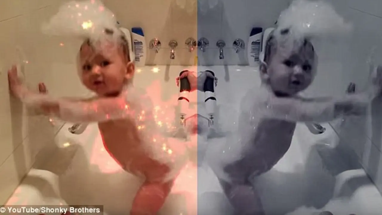 Lucunya Bayi Goyang Bokong di Kamar Mandi