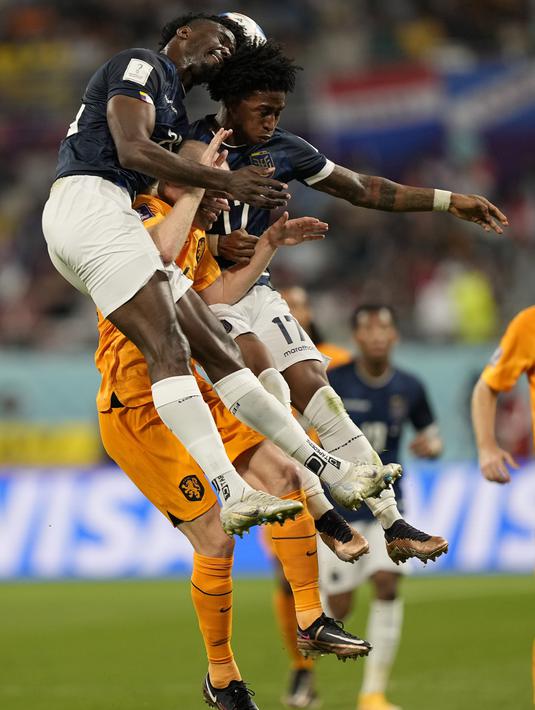 <p>Dua pemain Ekuador, Jackson Porozo dan Angelo Preciado berebut bola dengan pemain Belanda, Marten de Roon selama pertandingan grup A Piala Dunia 2022 Qatar di Stadion Internasional Khalifa di Doha, Qatar, Jumat (25/11/2022). Belanda bermain imbang dengan Ekuador dengan skor 1-1. (AP Photo/Martin Meissner)</p>