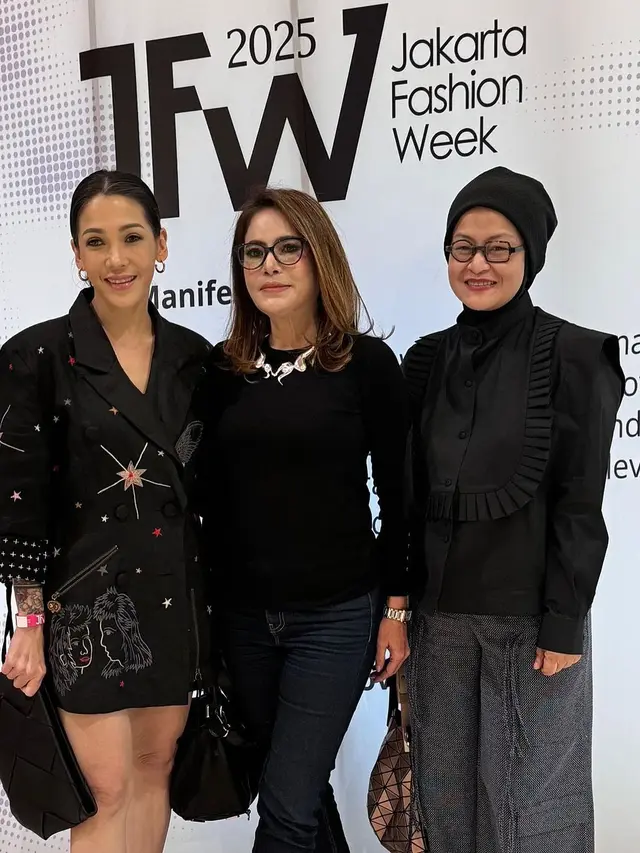 Gaya Keren Kayra Miendra Putri Mieke Amalia Debut di Jakarta Fashion Week 2025, Wariskan Bakat Model dari Sang Ibu