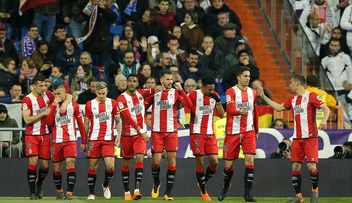 Para pemain Girona merayakan gol yang dicetak oleh Stuani ke gawang Real Madrid pada laga La Liga di Stadion Santiago Bernabeu, Senin (19/3/2018). Real Madrid menang 6-3 atas Girona. (AP/Paul White)