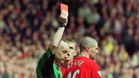 Selain itu, Keane juga pernah melakukan tekel brutal yang membuat pemain Manchester City, Alf-Inge Haaland, mengalami patah kaki. (AFP/Robin Parker)