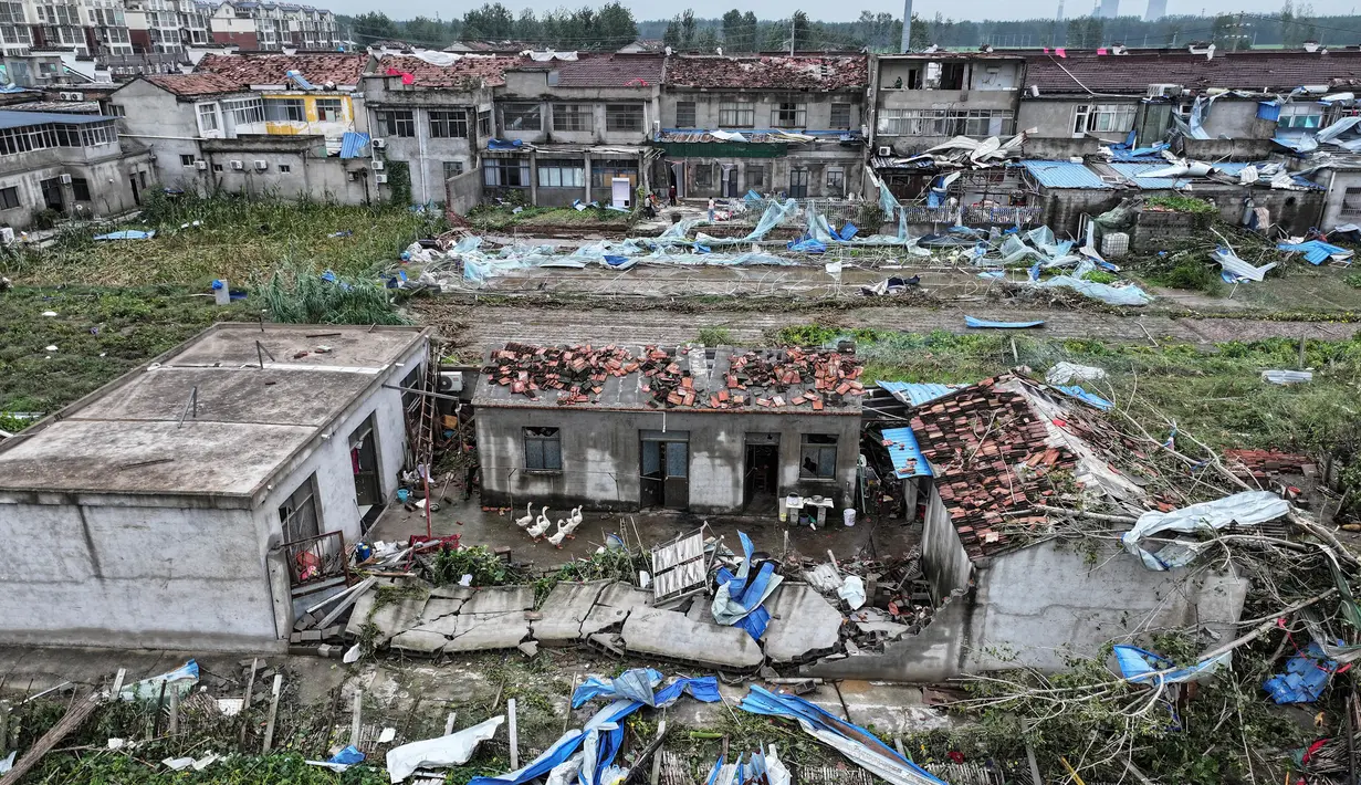 Tornado berlangsung singkat namun cukup dahsyat. (AFP/China OUT)